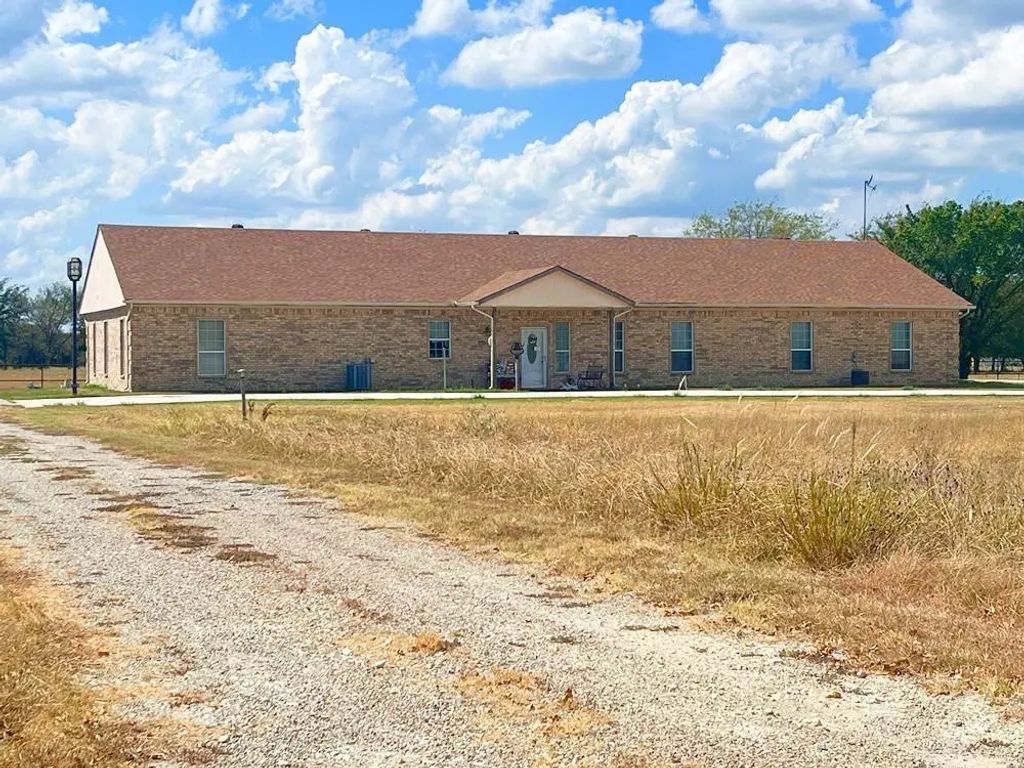 1365 Signal Road, Quinlan