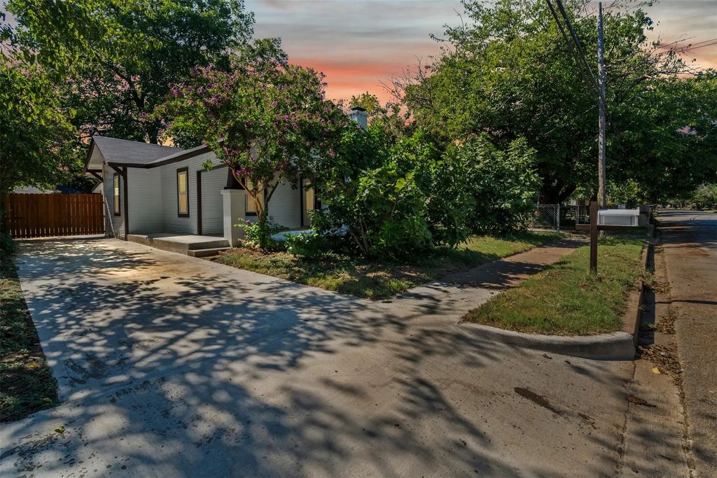 709 N Buffalo Avenue, Cleburne