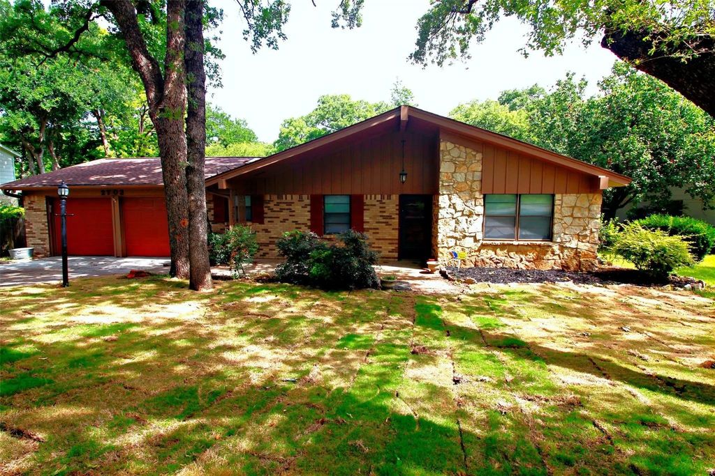 2703 Oak Cliff Lane, Arlington