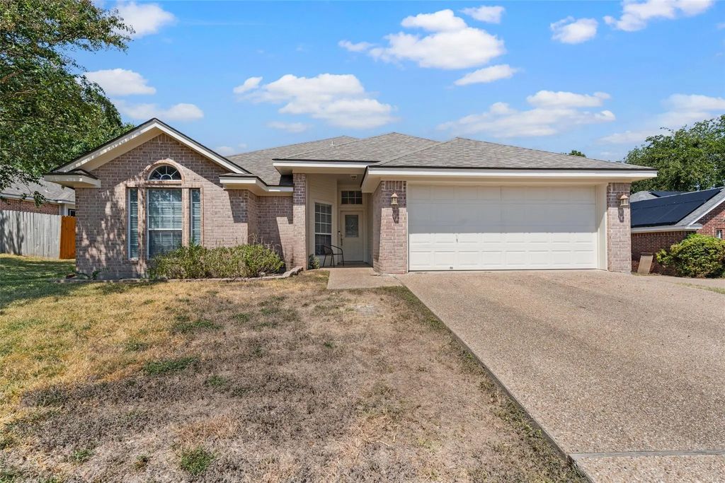 616 Pebble Creek Drive, Hewitt