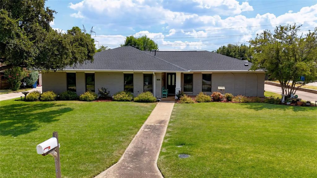 214 Bexar Drive, Highland Village