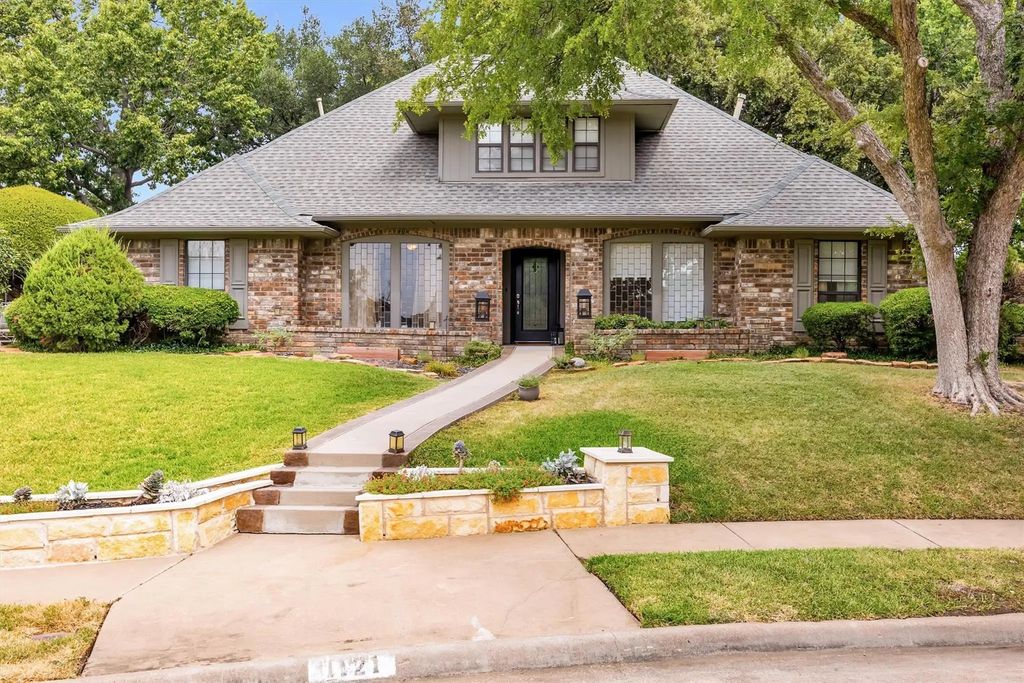 1121 Derbyshire Place, Carrollton