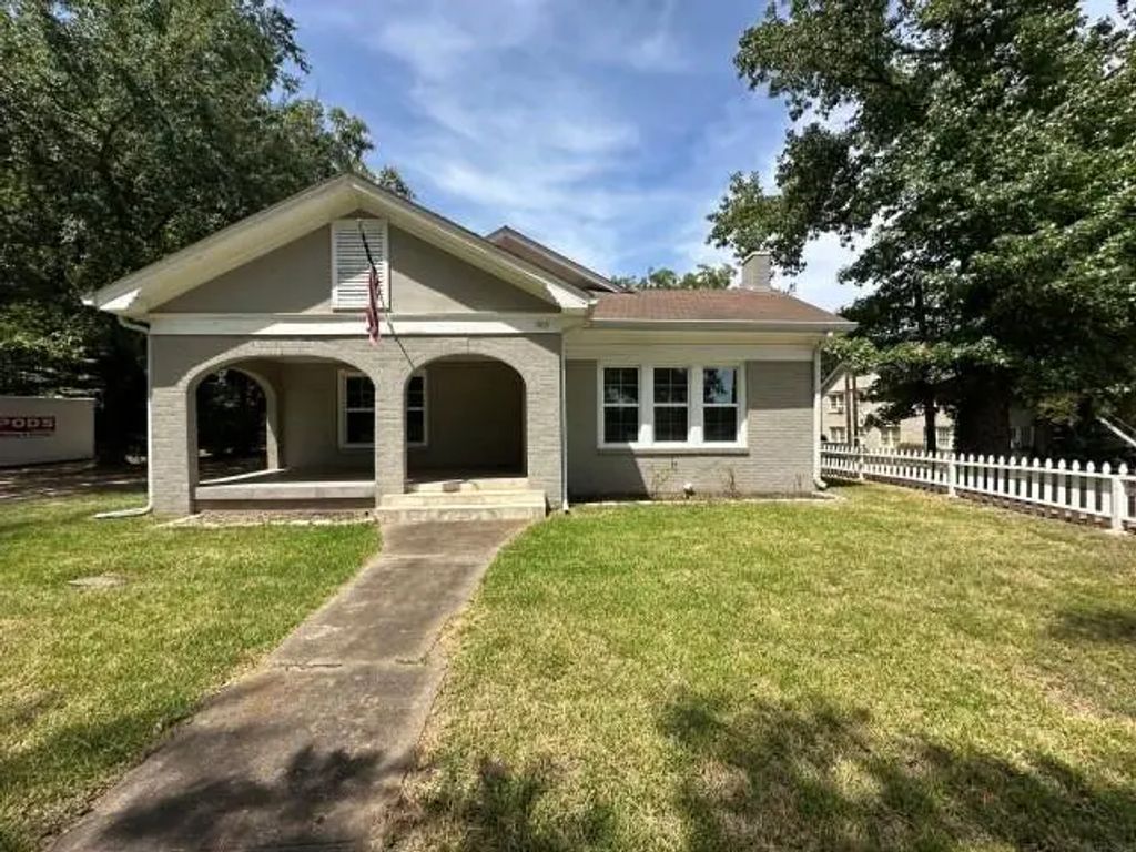 1103 S Broadway Avenue, Tyler