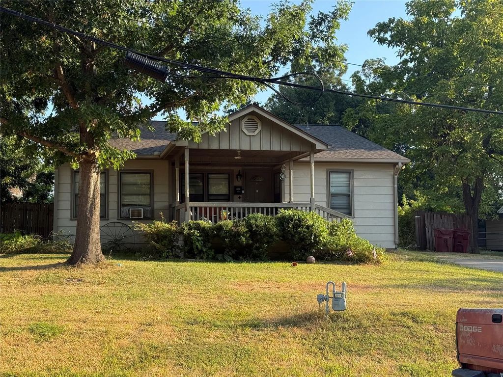 309 E 2nd Street, Bonham