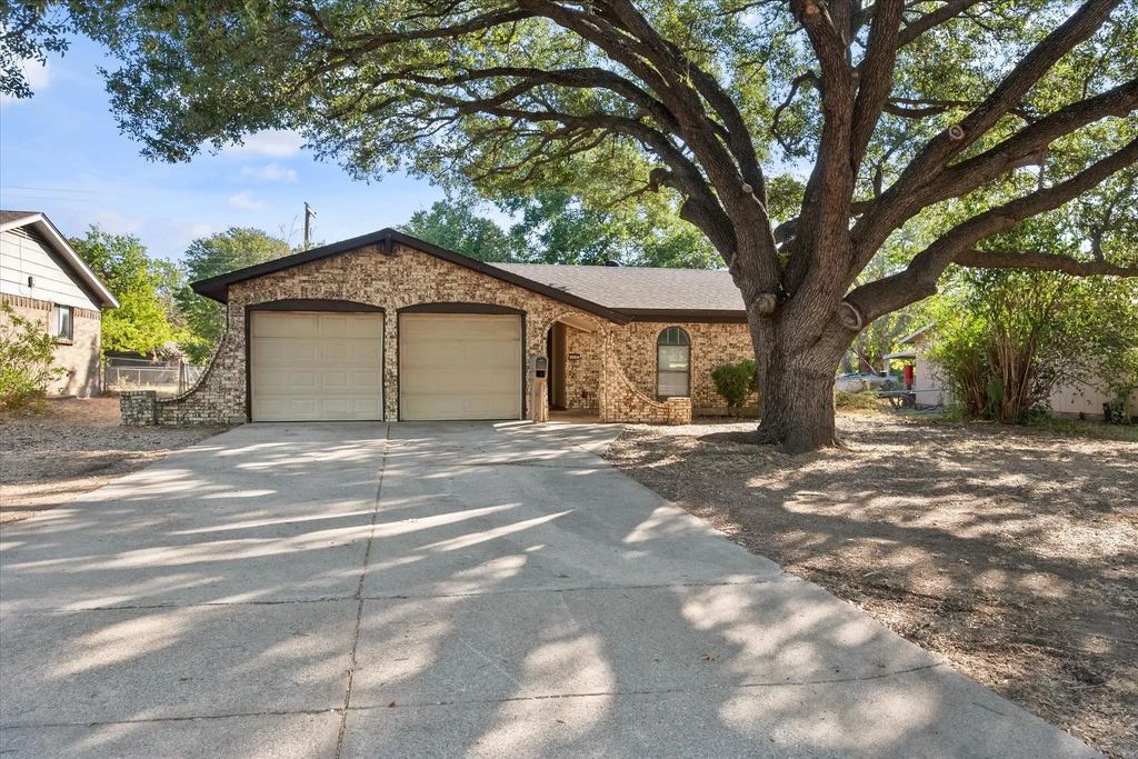 316 Nw Summercrest Boulevard, Burleson