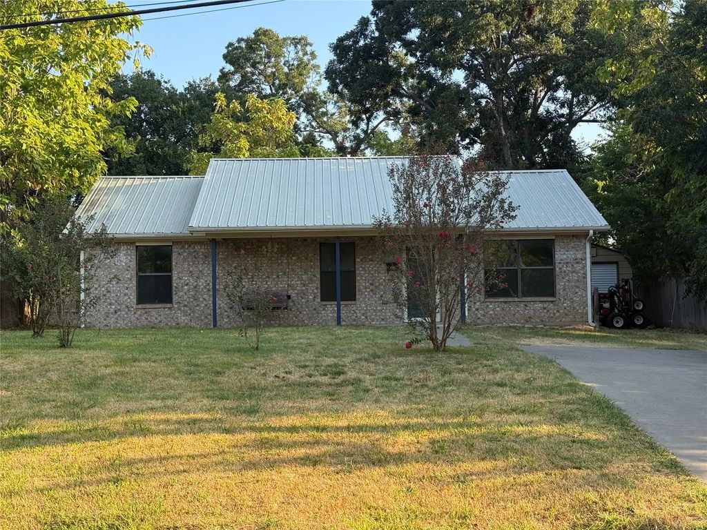 315 E 2nd Street, Bonham