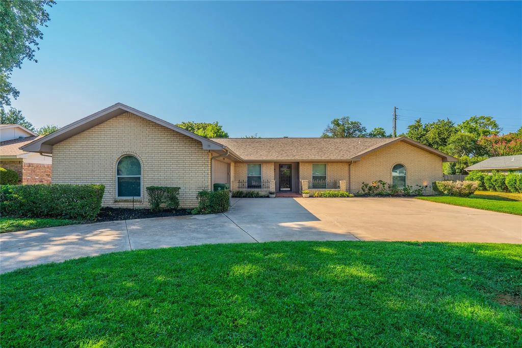 1804 Lincolnshire Drive, Bedford