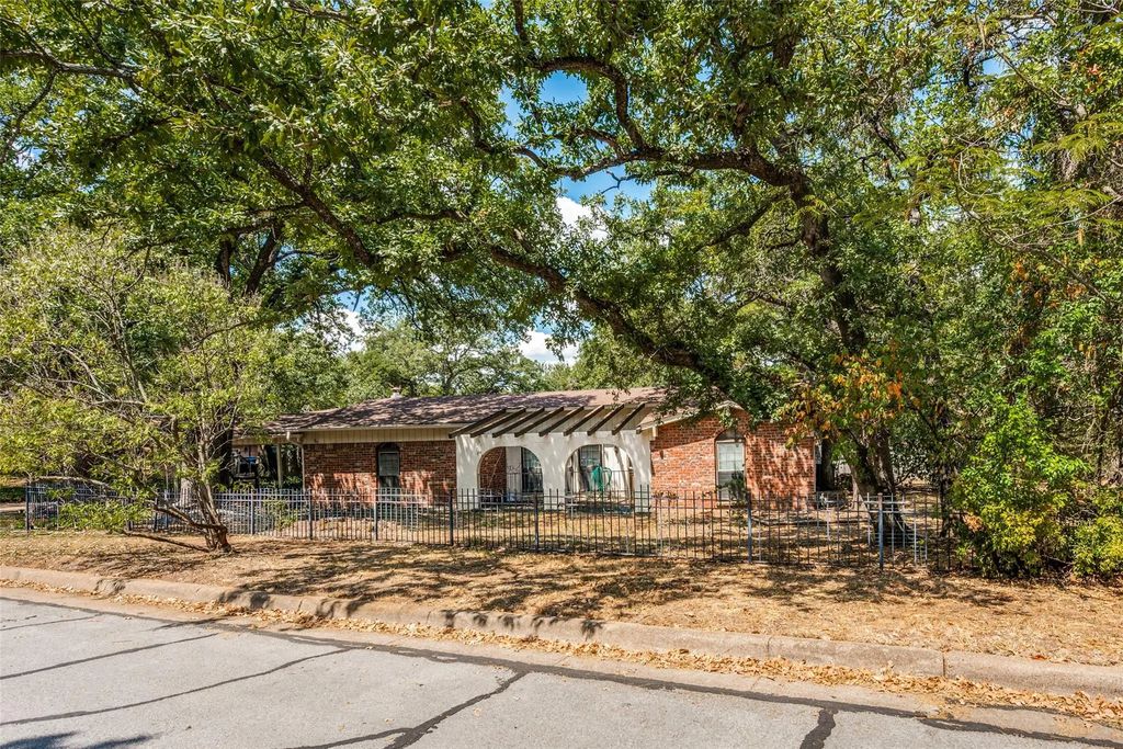 2817 Buffalo Court, Arlington