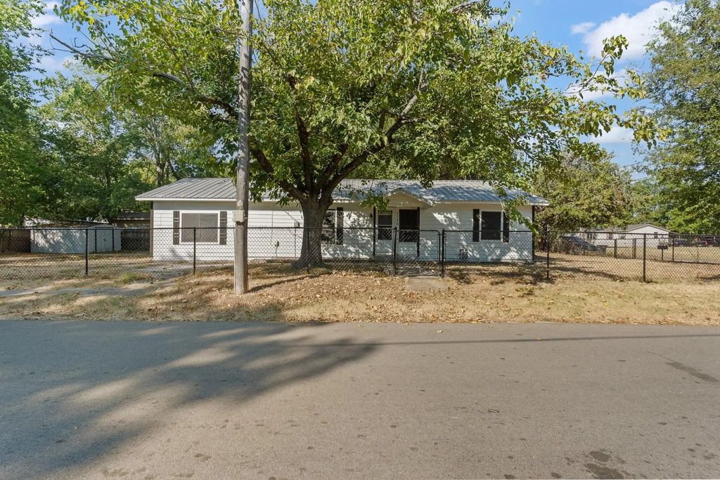 1130 Alvarado Street, Cleburne