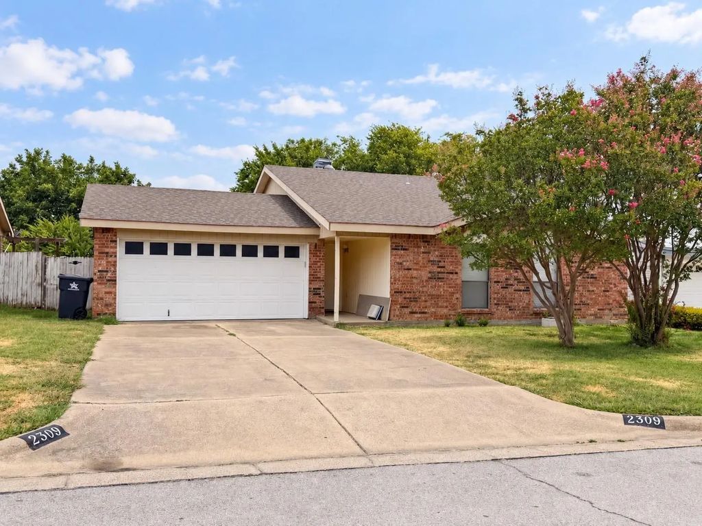 2309 Newbury Drive, Arlington
