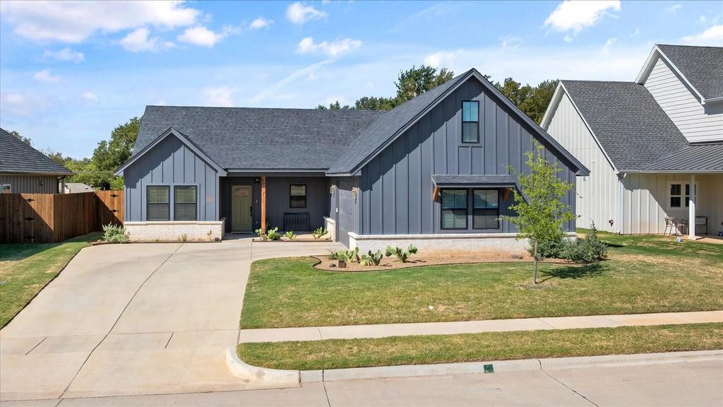 2040 Salina Circle, Granbury