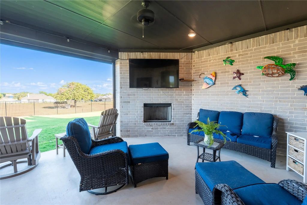 1215 Sanger, Springtown