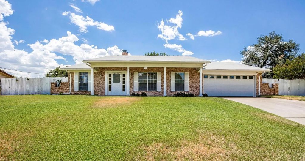 3836 Cresthill Road, Benbrook