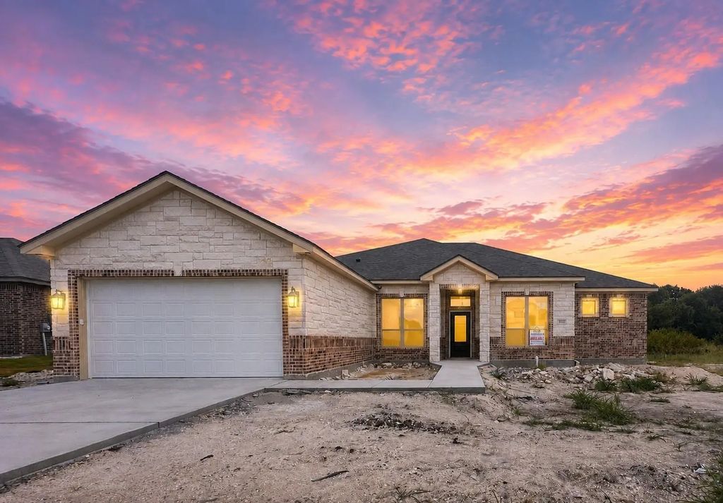 131 Lasso Loop, Lorena