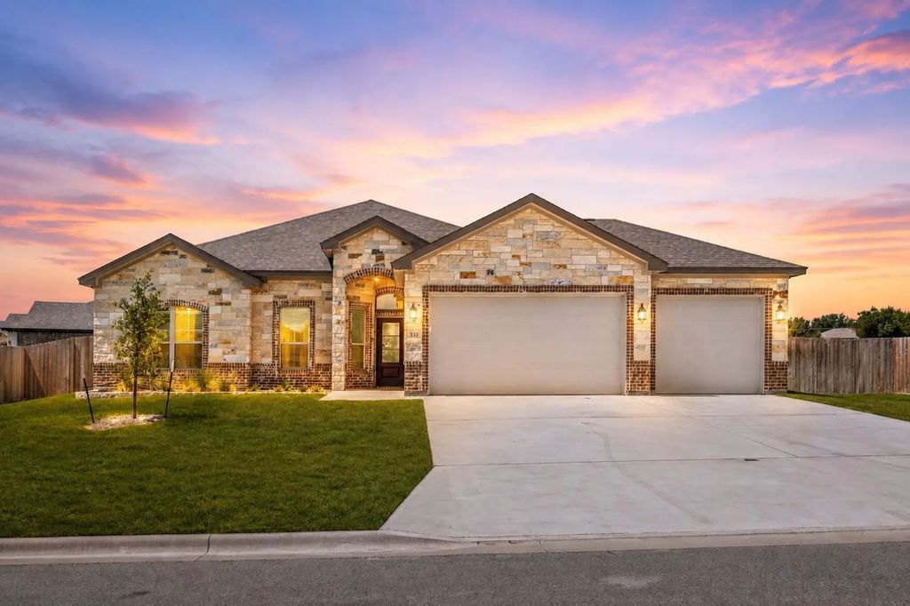 132 Lasso Loop, Lorena