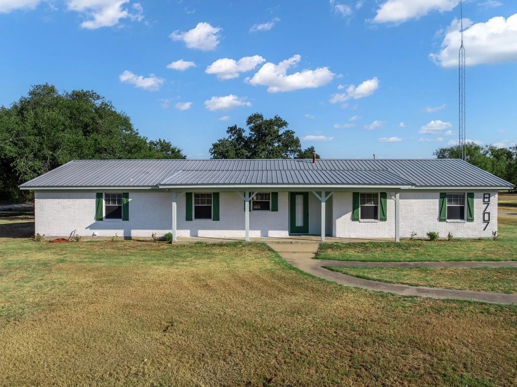 8707 E Highway 6, Riesel