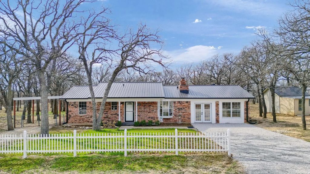 191 Seneca Trail S, Nocona