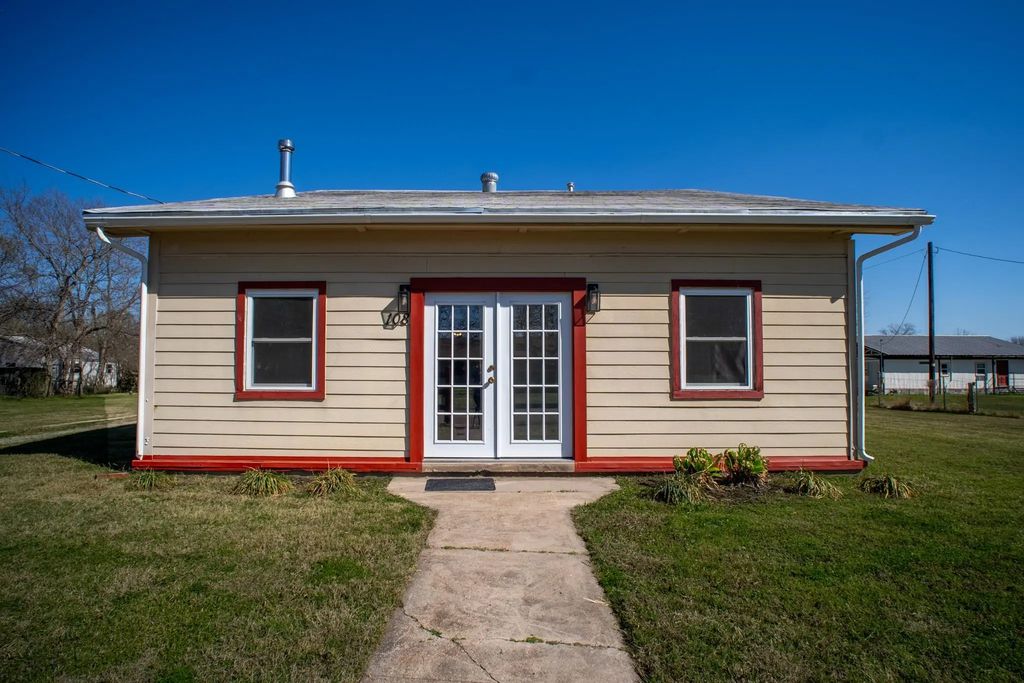 108 S Avenue C, Wortham