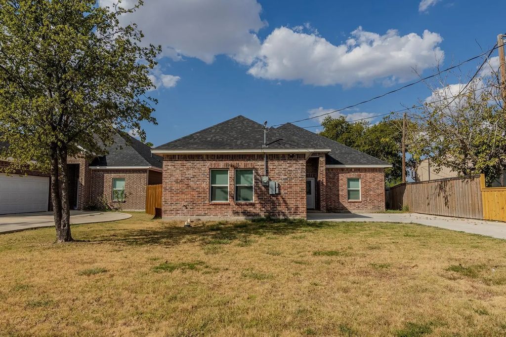 807 Dr Martin Luther King Jr Boulevard, Waxahachie