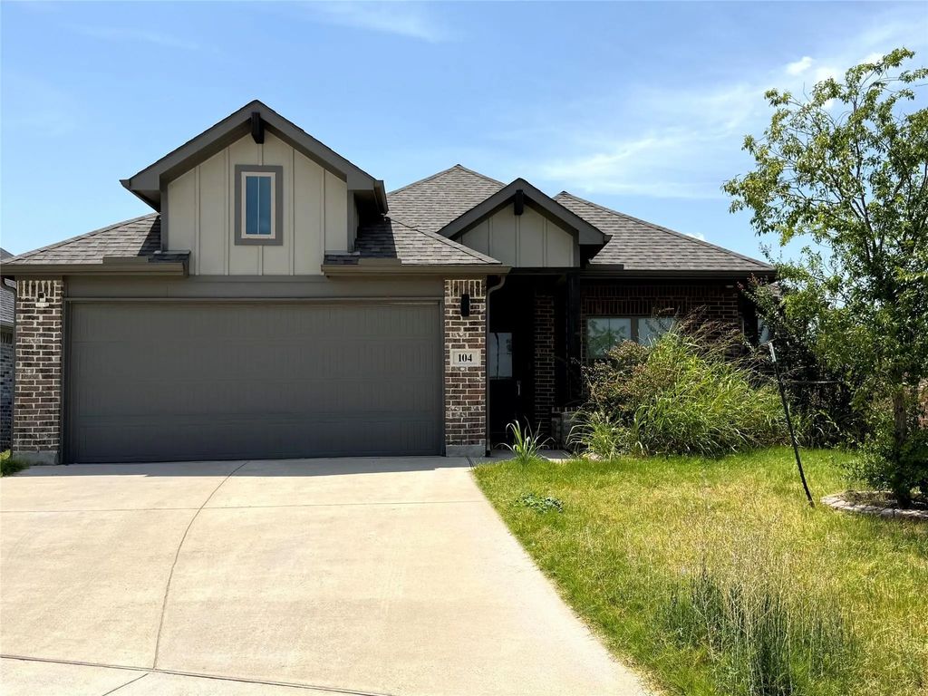 104 Tioga Circle, Waxahachie