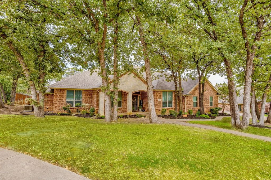 910 Royal Court, Burleson