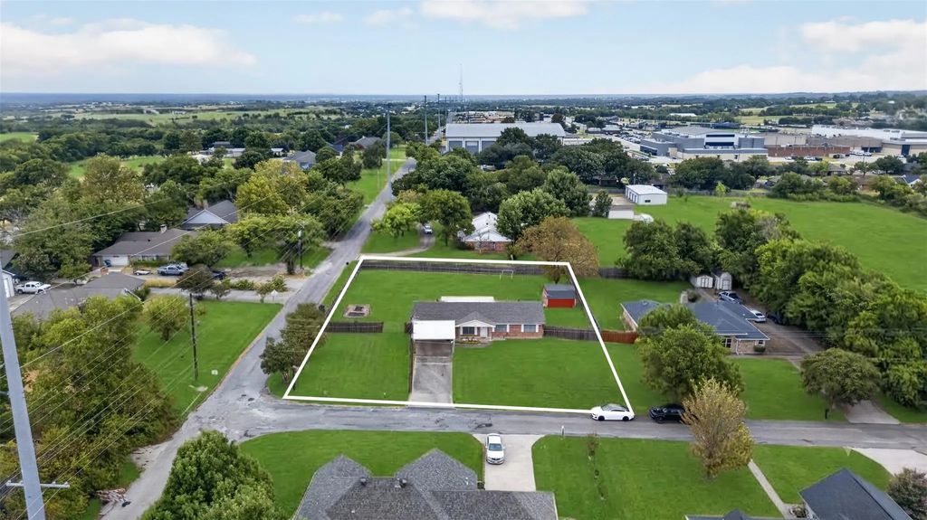 1010 Maple Street, Farmersville