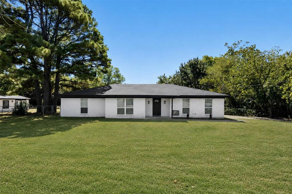 102 Amy Court, Burleson