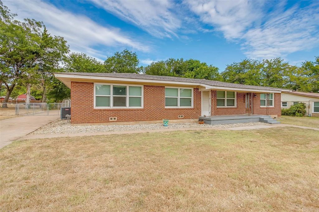 1208 Warden Street, Benbrook