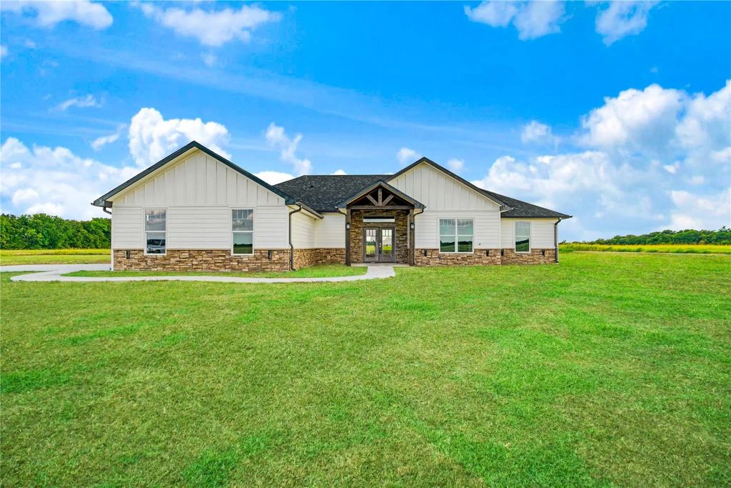 451 County Road 26850, Petty