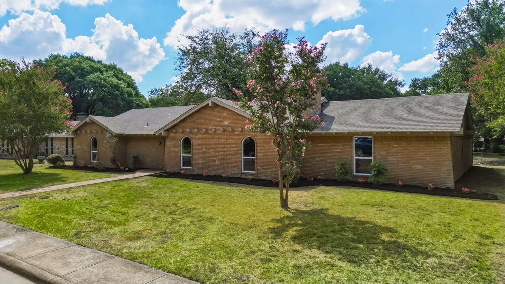 122 Meadowbrook Drive, DeSoto
