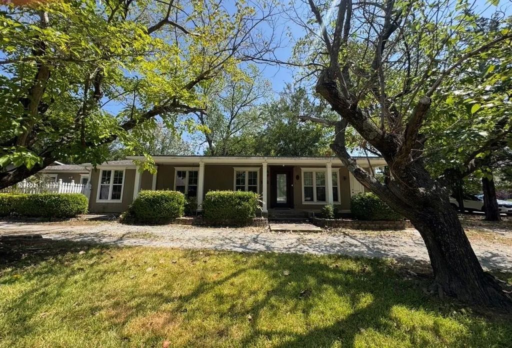 122 Pawnee Trail, Gainesville