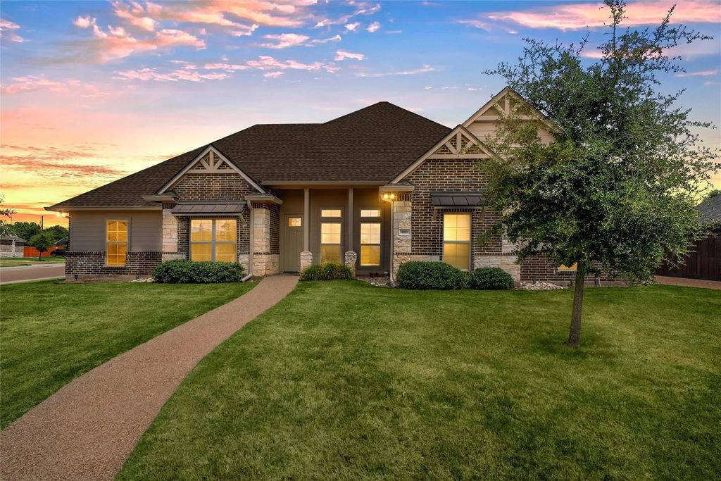 800 Gallant Fox Road, Hewitt