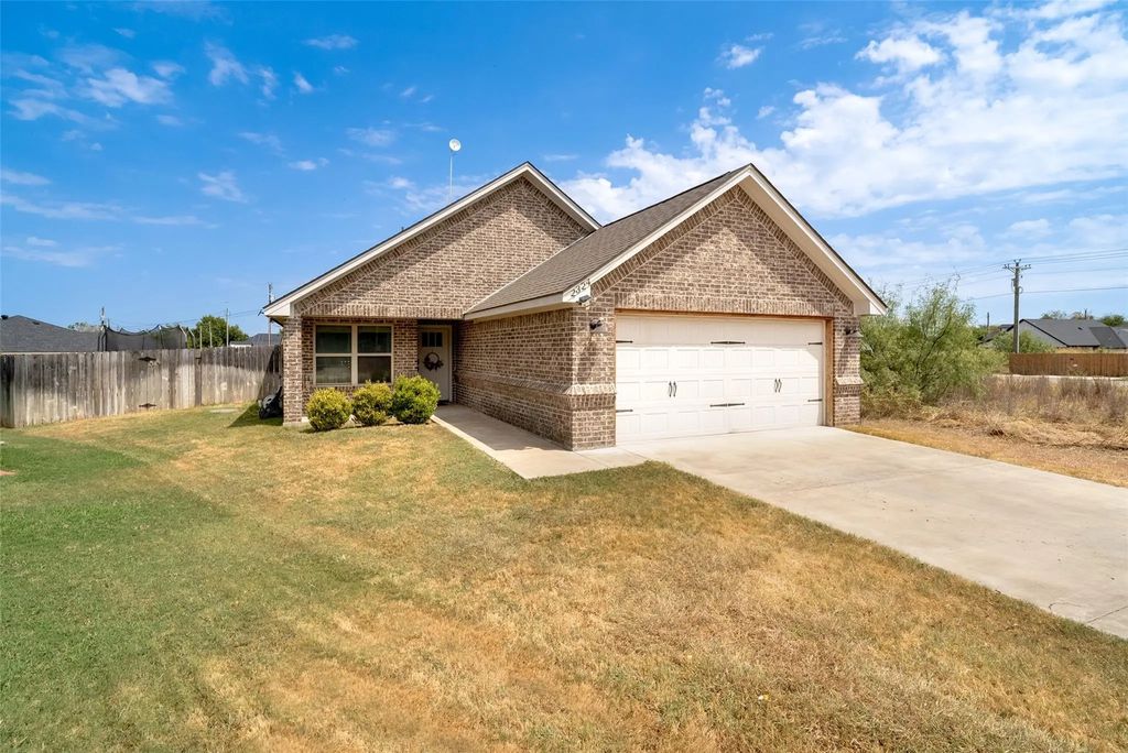 2324 Creek Drive, Granbury