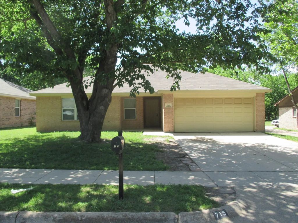 719 Hallvale Drive, White Settlement