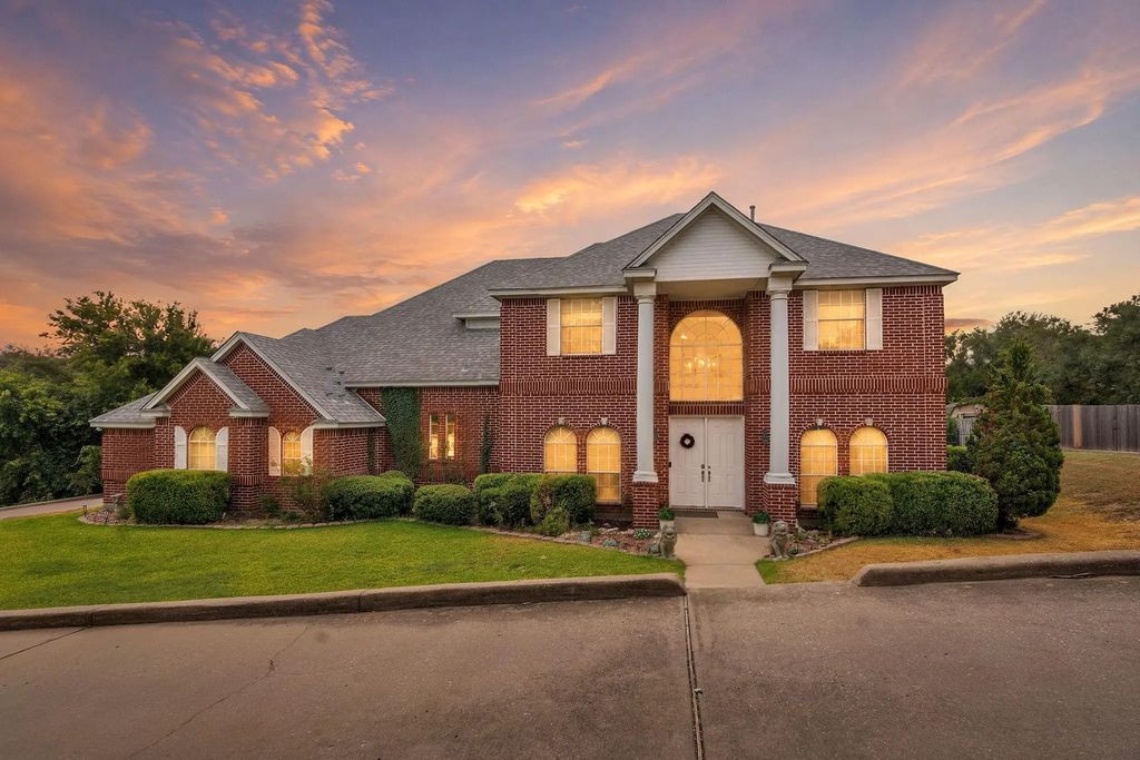 333 Coach House Circle, Fort Worth