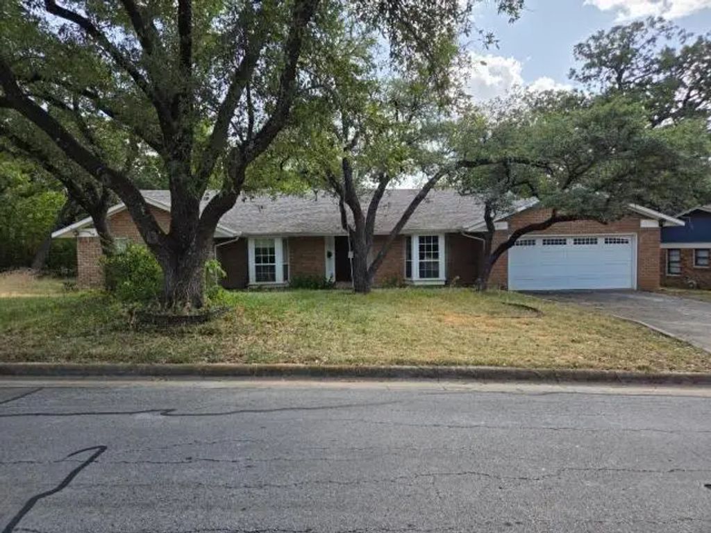 5728 Rockhill Road, Fort Worth