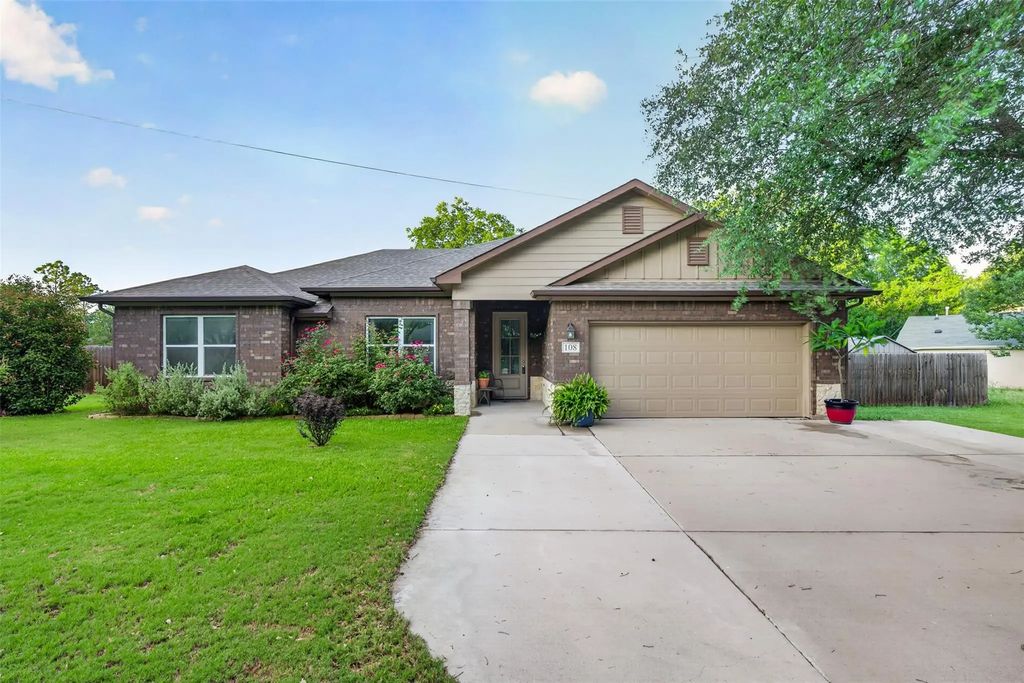108 Mcanear Street, Cleburne