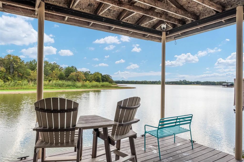 229 Lakeside Drive, Malakoff