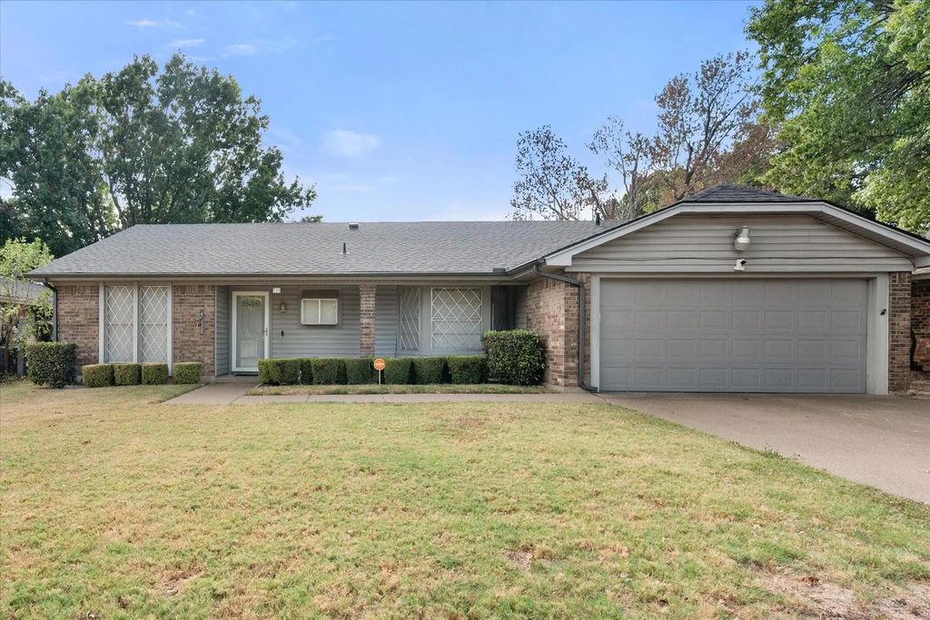 729 Nw Charlyne Drive, Burleson