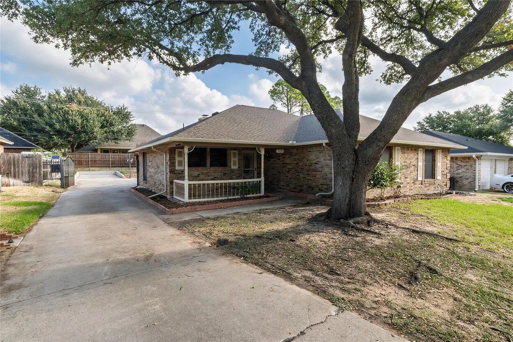 7813 Redwood Court, North Richland Hills