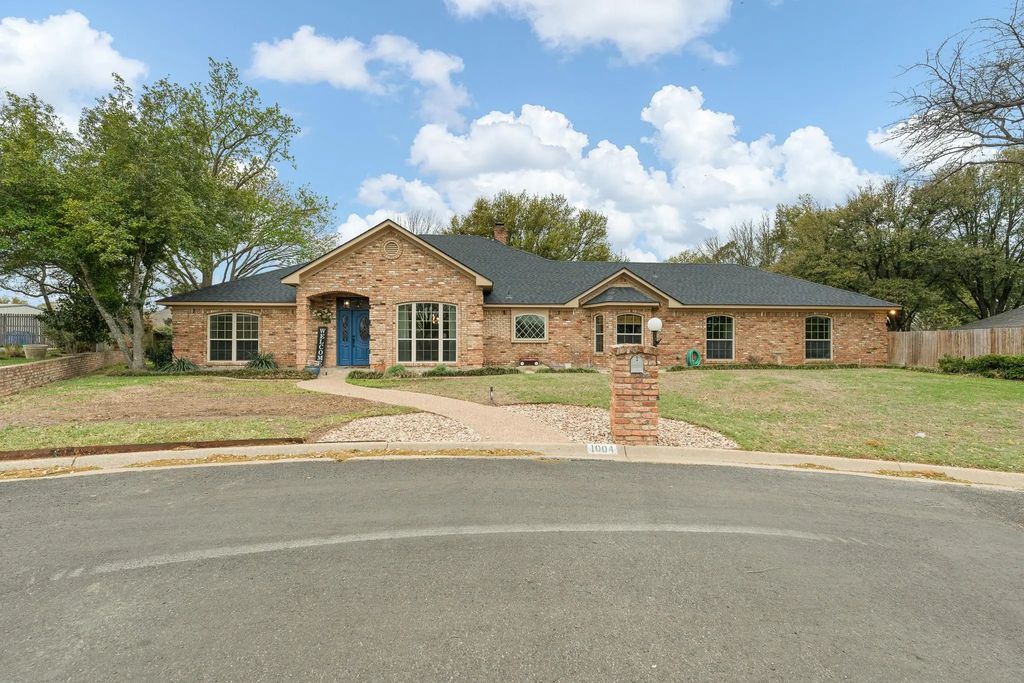 1004 Canyon Court, Cleburne