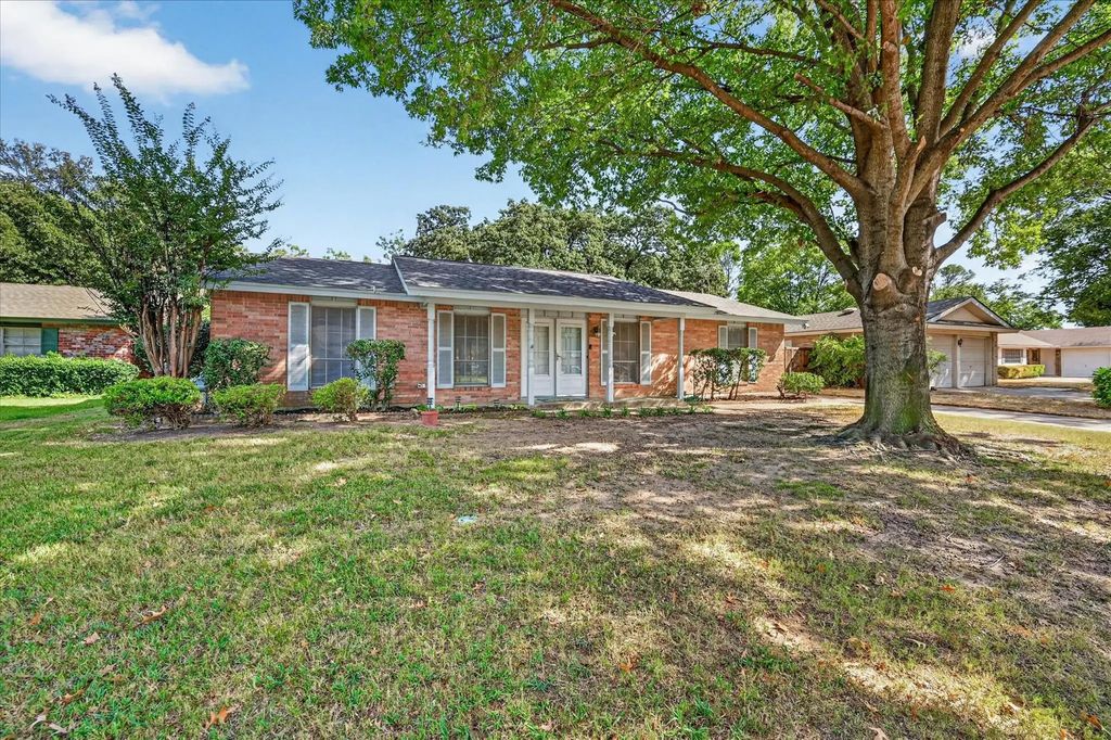 3016 Friendswood Drive, Arlington