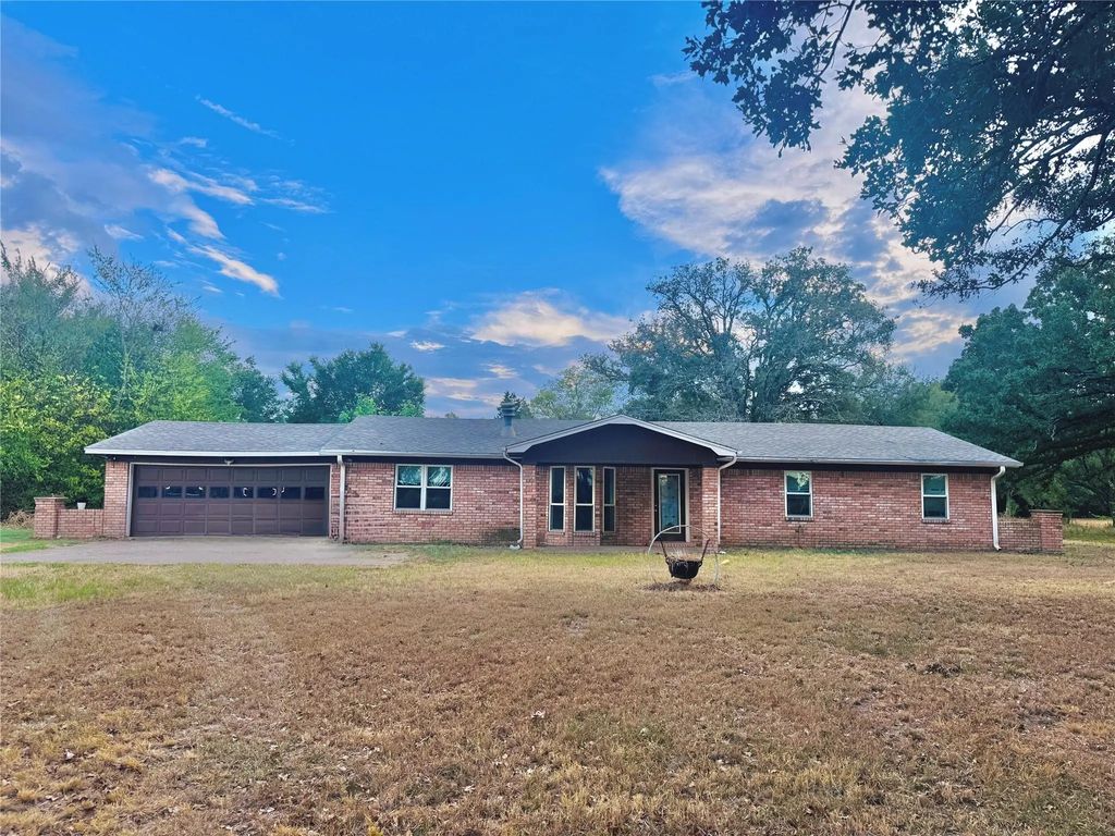 2484 County Road 2324, Como