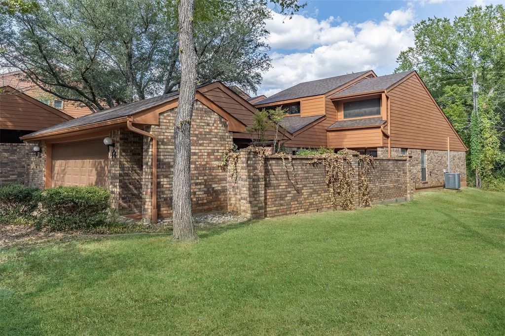 14 Village Green Court, Denison