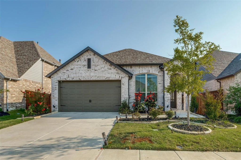 1904 Dappled Grey Avenue, Aubrey