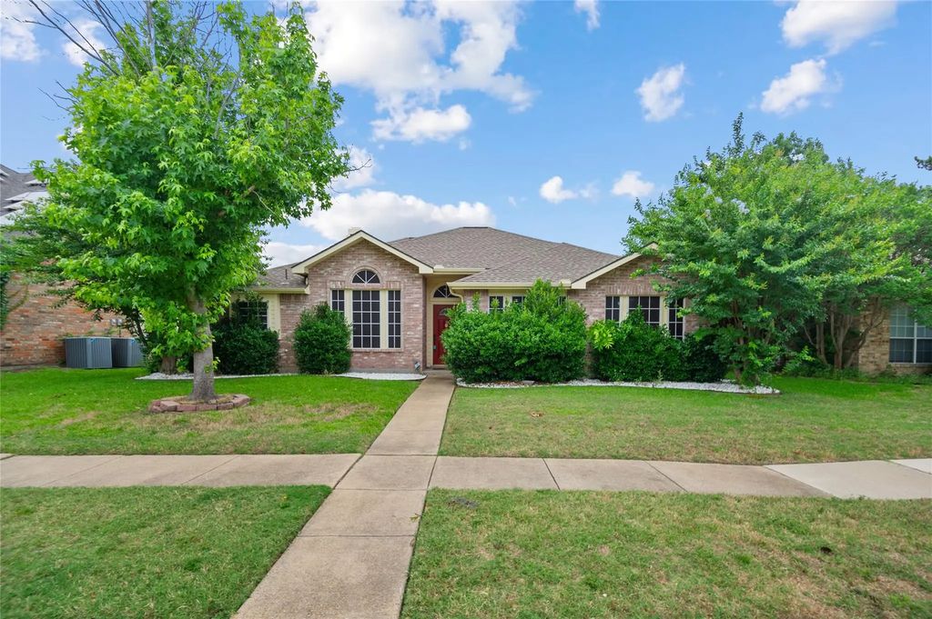 2726 Crosslands Drive, Garland