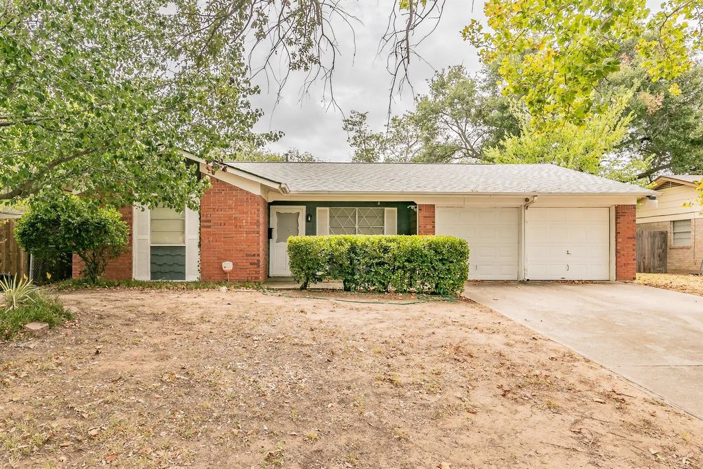 7412 Meadowcrest Drive, Fort Worth