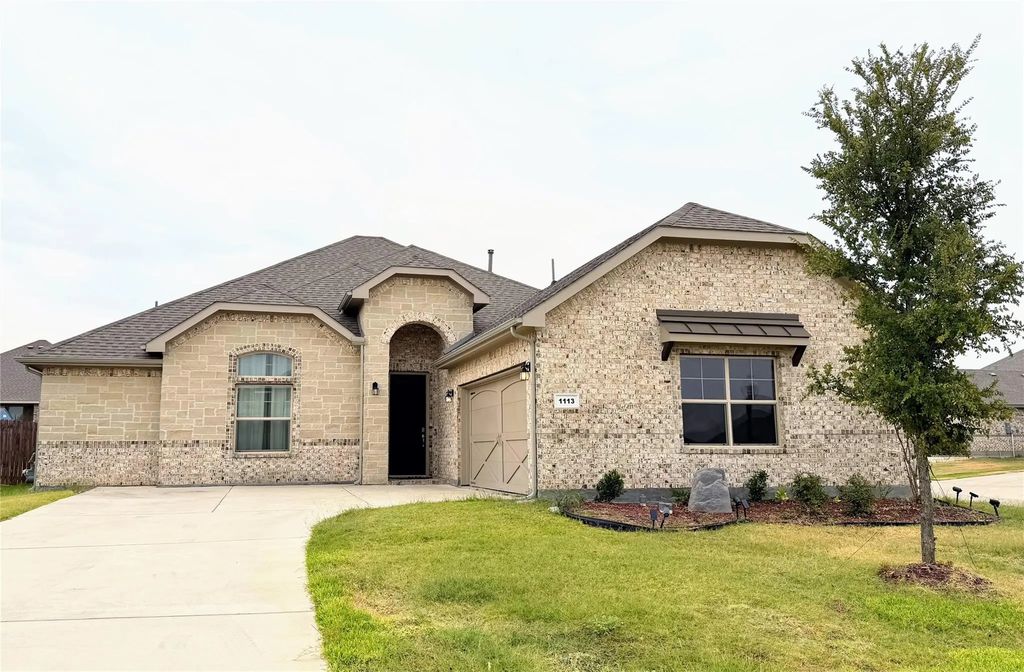 1113 Whispering Hill Drive, Mansfield