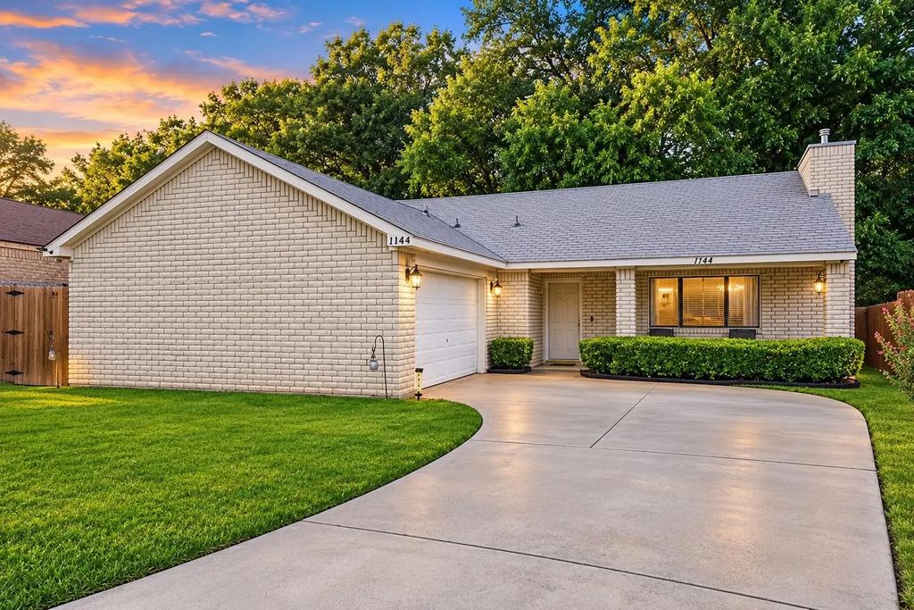 1144 Castlewood Court, DeSoto
