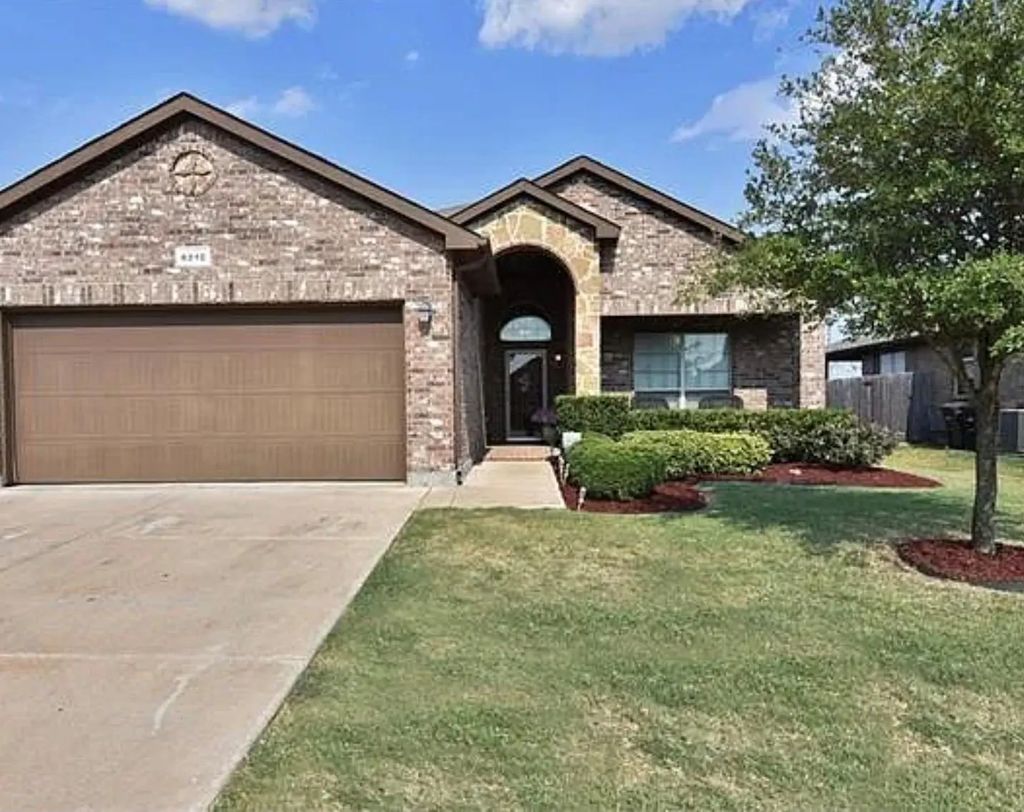 8212 Deer Bluff Lane, Fort Worth